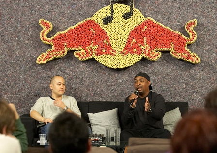 chuck d auf der academy couch